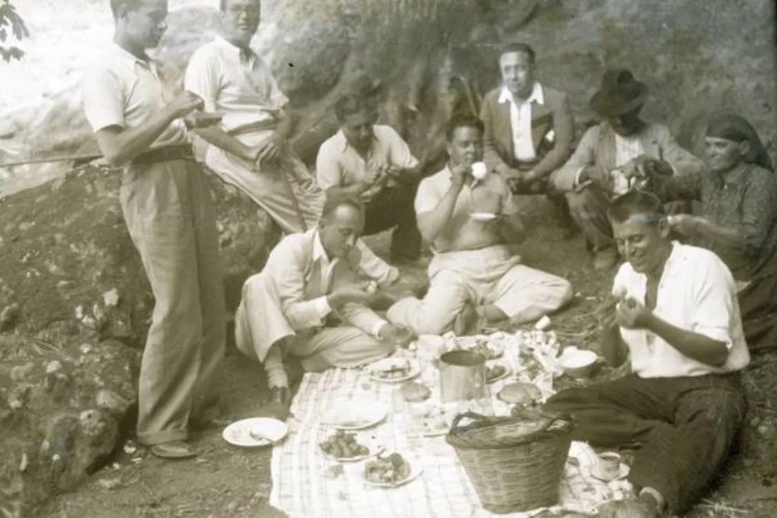 Fotografía antigua de los años 30-40 de un almuerzo en el campo en Agaete, Gan Canaria.