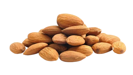 Almendras sobre fondo blanco