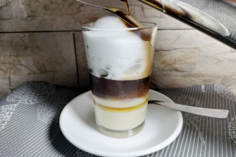 Añadiendo el café para hacer un barraquito especial.