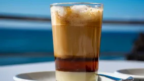 Dentro de las bebidas canarias destaca el barraquito