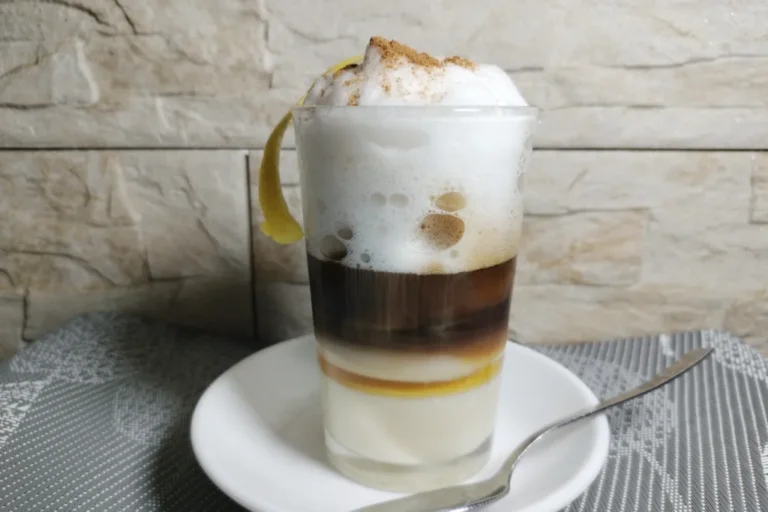 Un barraquito canario especial, con sus capas de leche condensada, licor 43, café, espuma de leche, limón y canela.