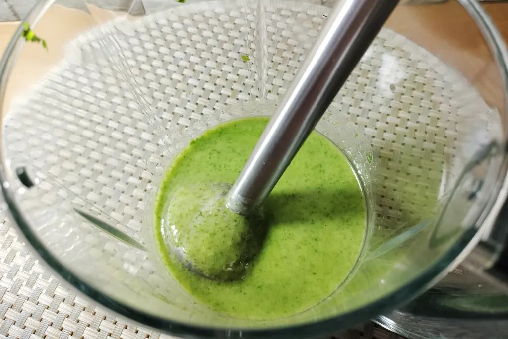 Haciendo mojo verde de cilantro con una batidora.