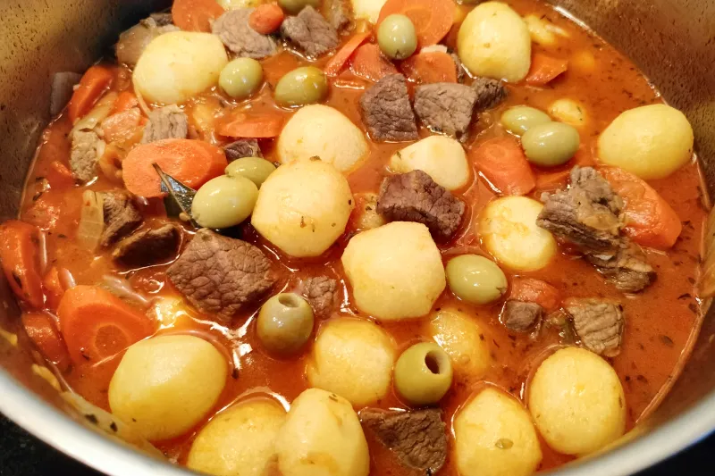 Carne con papas canaria reposando