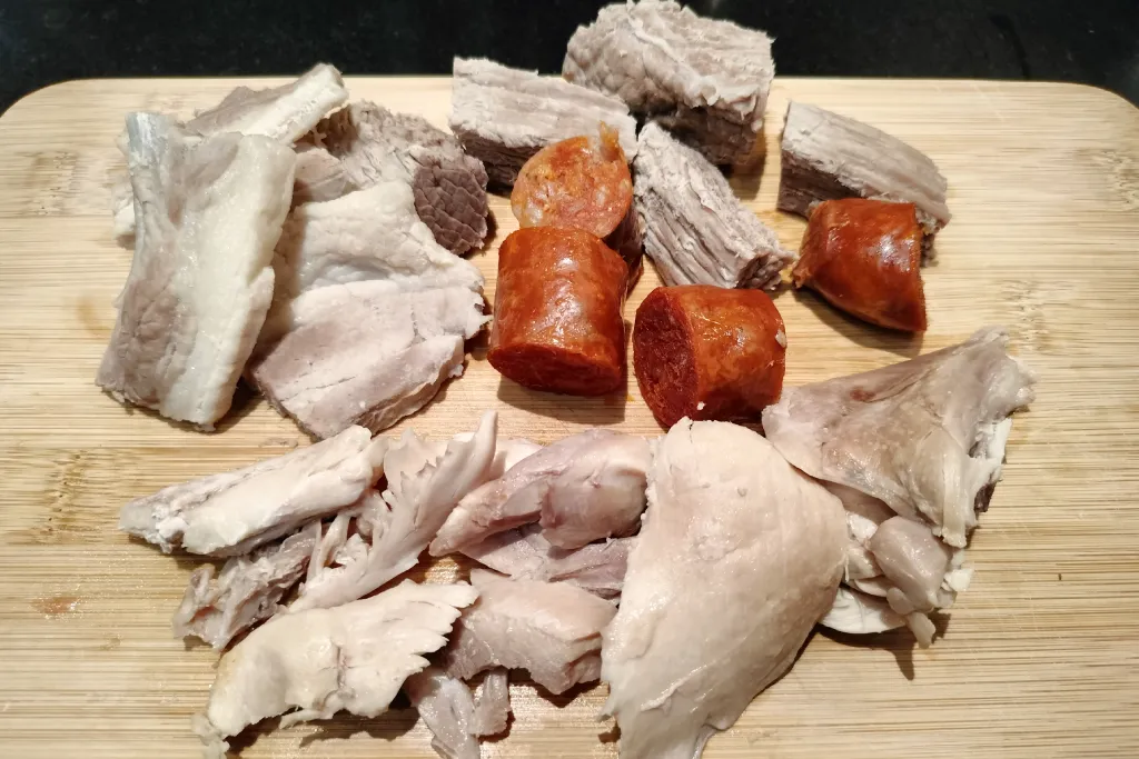 Carnes y chorizo troceados para hacer rancho canario.