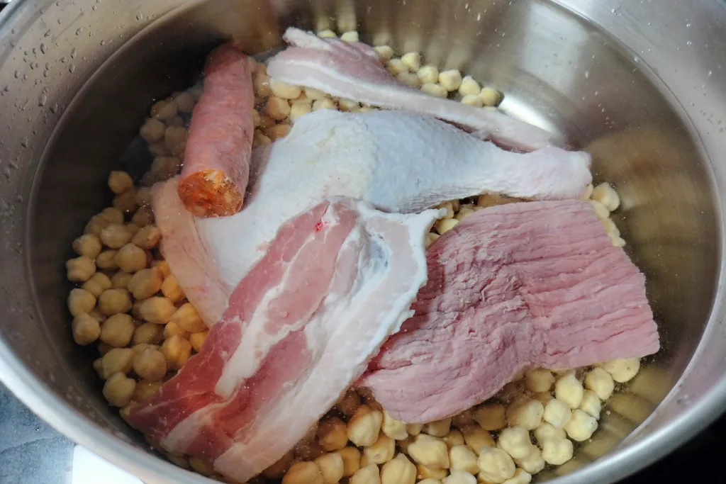 Cociendo garbanzos, carnes y chorizo para hacer rancho canario.