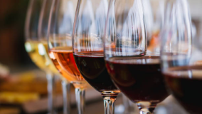 Varias copas con vino tinto, rosado y blanco