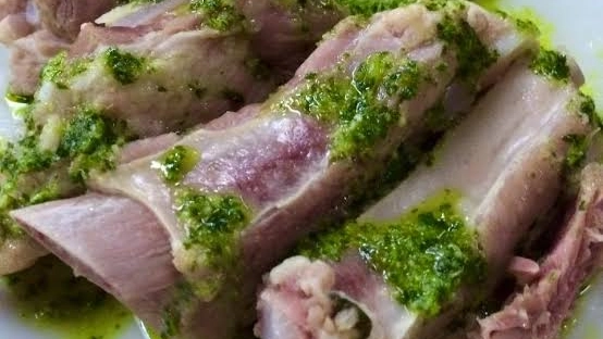 Costillas de cerdo con mojo verde