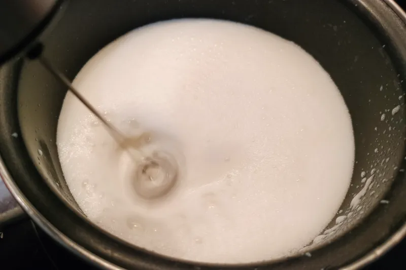 Batiendo leche para hacer espuma para un barraquito canario.