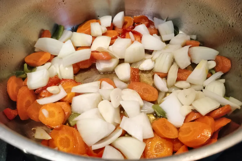 Comenzando un sofrito para carne con papas canaria.