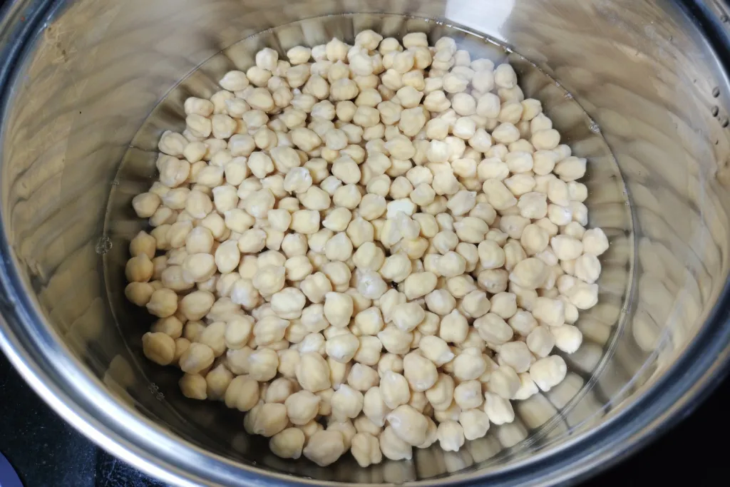 Garbanzos en remojo para hacer rancho canario.