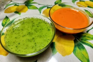 Historia del mojo canario: Un cuenco con mojo verde y otro con mojo picón.