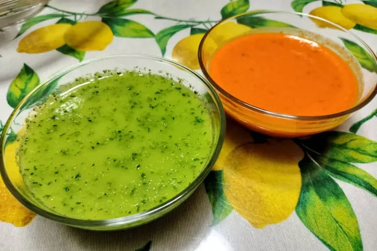 Historia del mojo canario: Un cuenco con mojo verde y otro con mojo picón.