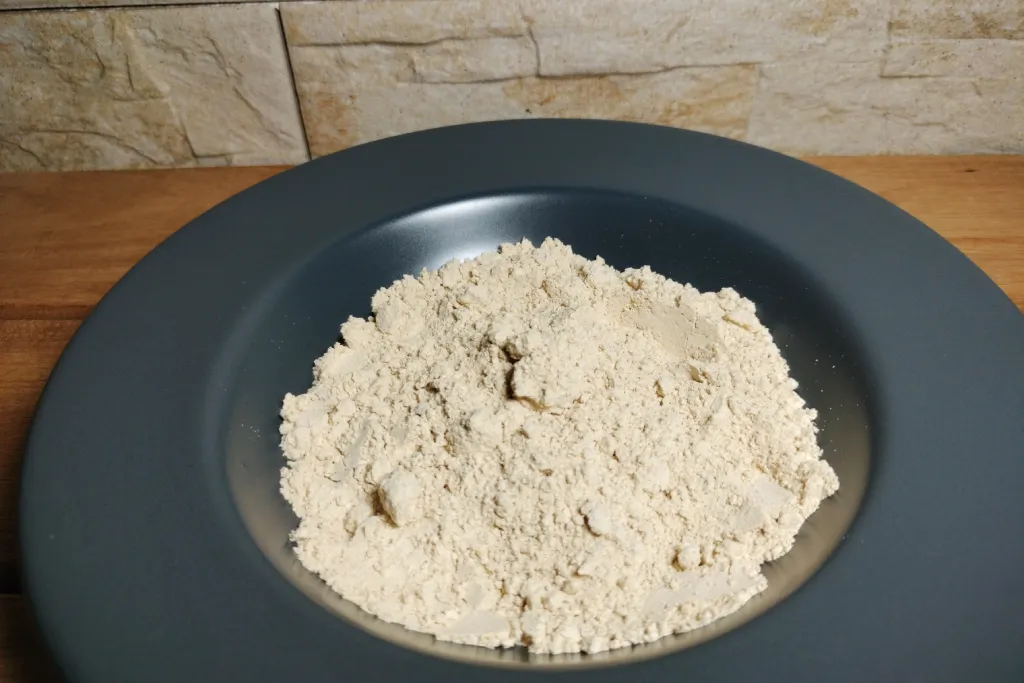 Historia y origen del gofio canario: Un plato con gofio.