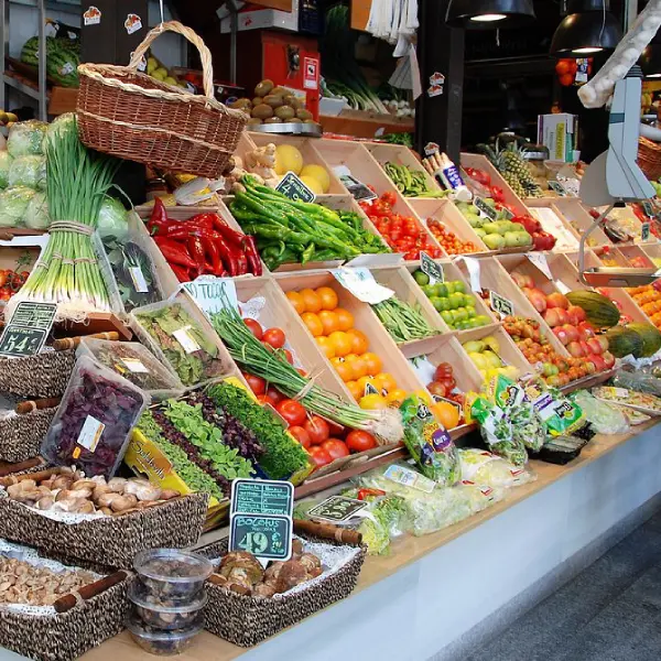 Expositor de frutas y verduras en un mercado
