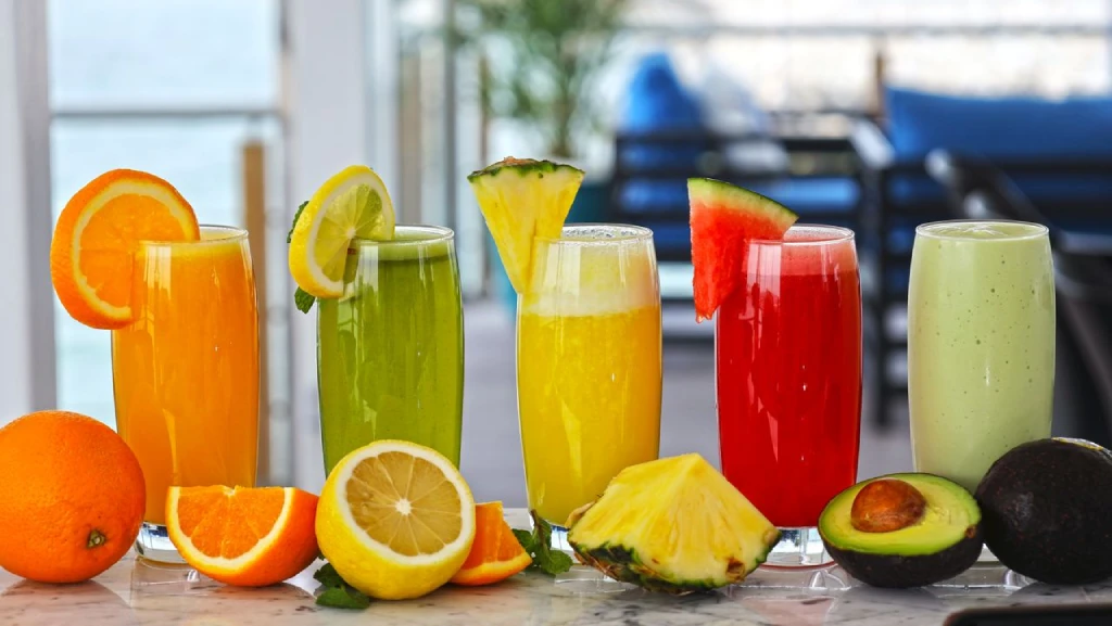 Cinco jugos distintos y naturales: naranja, limón, piña, sandía y aguacate