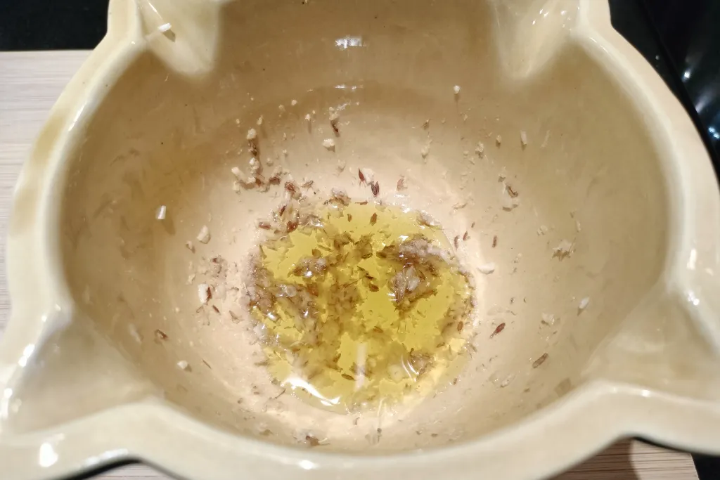 Un majado de ajo y comino con un poco de aceite para añadirlo al rancho canario.