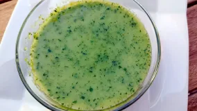 Un cuenco con mojo verde canario