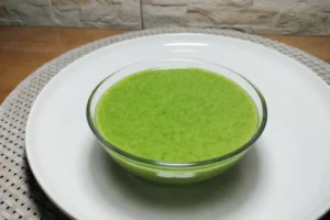 Un cuenco con mojo verde canario de cilantro.