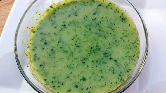 Un cuenco con mojo verde canario