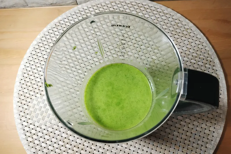 Mojo verde de cilantro reposando.