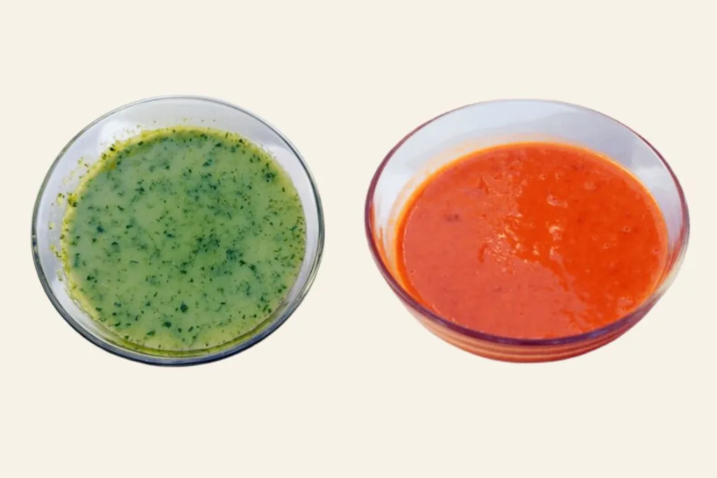 Un cuenco con mojo verde y otro con mojo rojo.