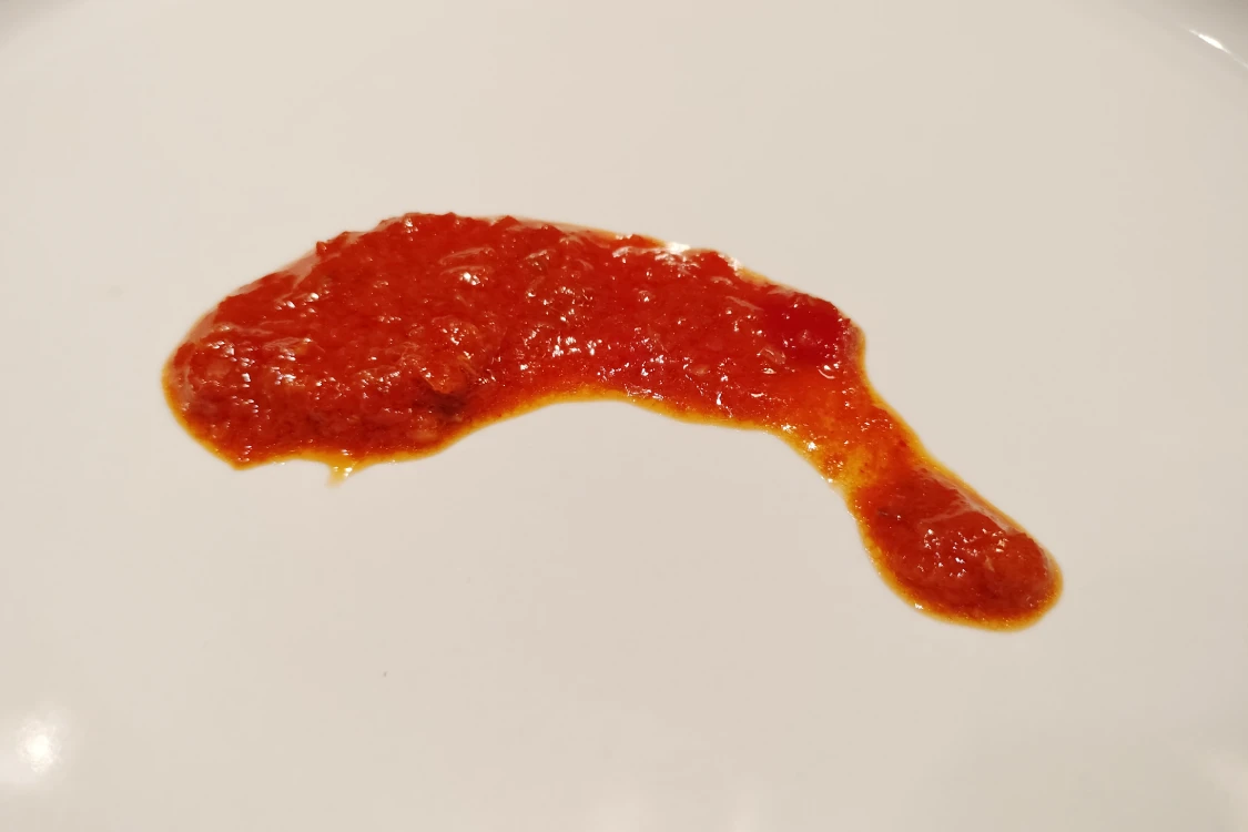 Muestra de mojo picón canario sobre un plato blanco