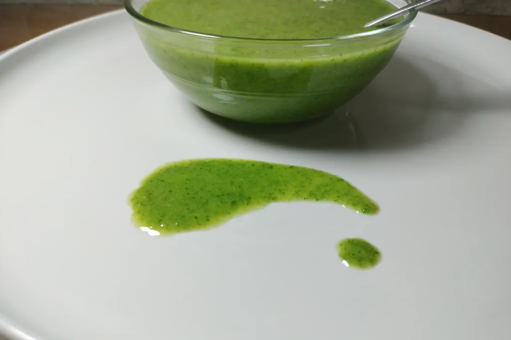 Una muestra de mojo verde de cilantro sobre un plato.