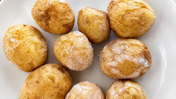 Un plato con papas arrugadas