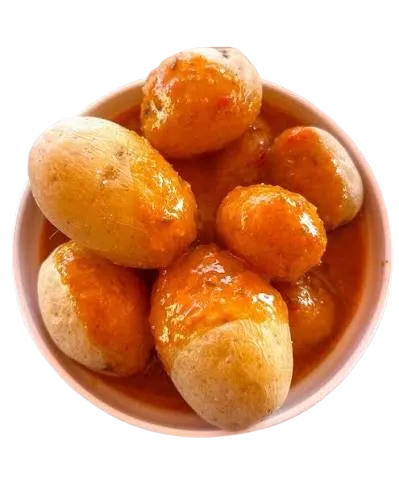 Un cuenco de barro con papas con mojo rojo.