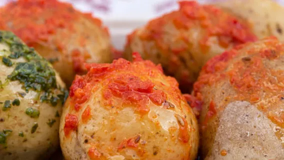 Primer plano de papas arrugadas con mojo rojo y mojo verde