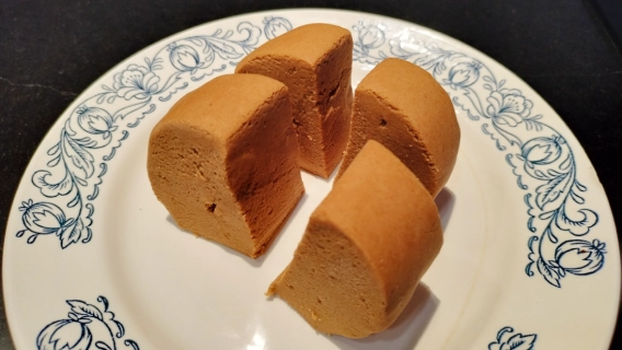 Un plato con una pella de gofio troceada