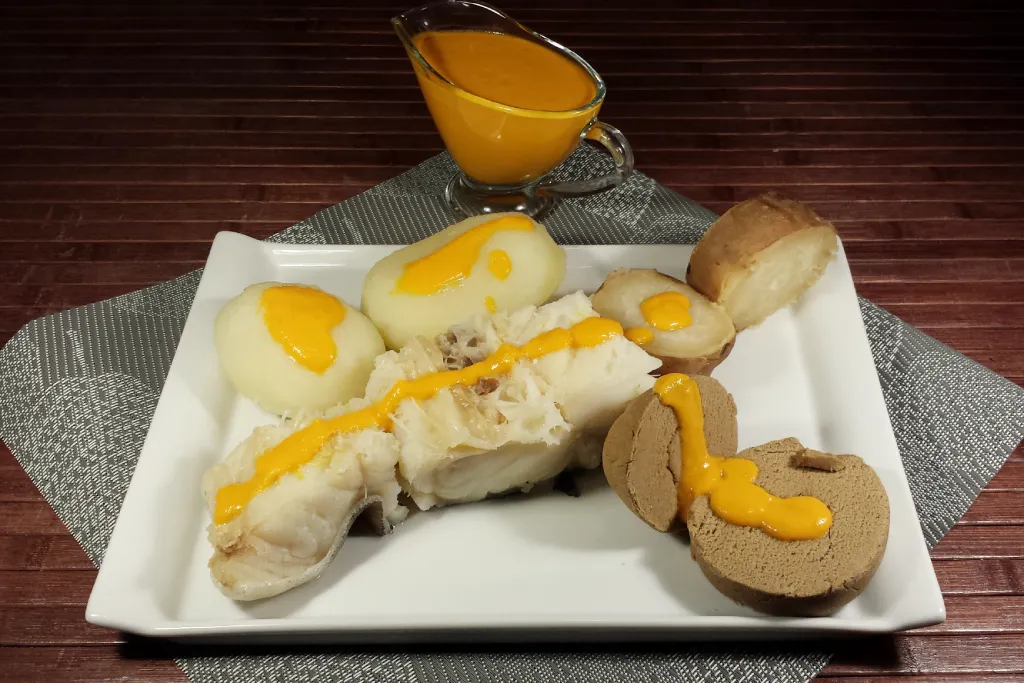 Un plato con sancocho canario, uno de los platos principales canarios más conocidos