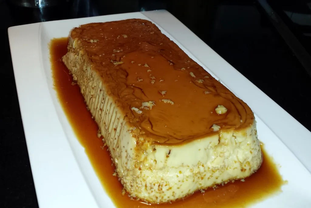 Un plato con un quesillo, uno de los postres canarios con más adeptos