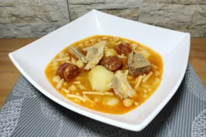 Un plato con rancho canario tradicional.