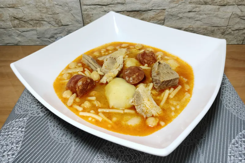 Un plato con rancho canario tradicional.