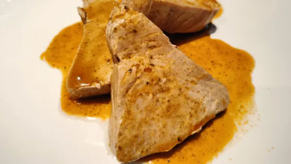 Un plato de atún con mojo hervido