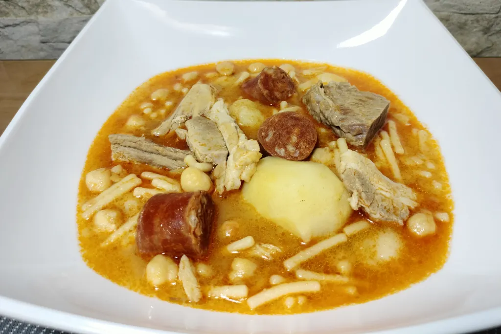 Un plato con la receta del rancho canario.