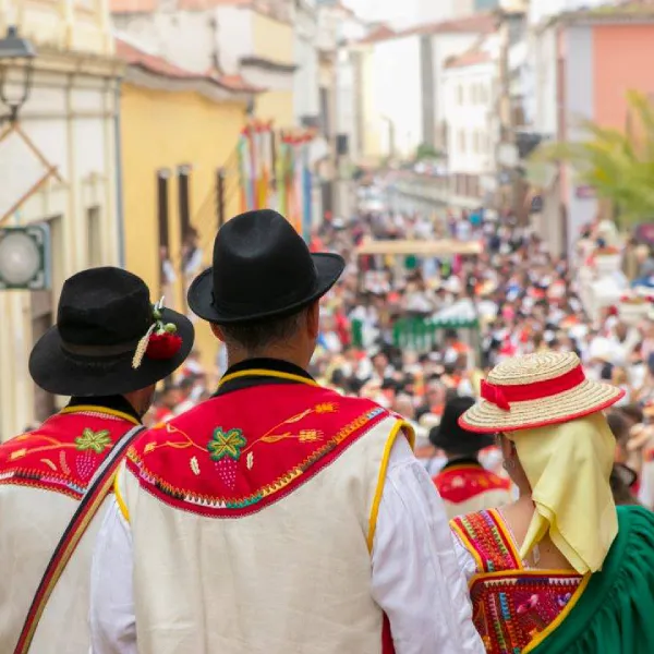 Multitud de personas ataviadas con el traje de mago típico de La Orotava en la romería de dicho municipio.