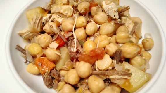Un plato con ropa vieja canaria