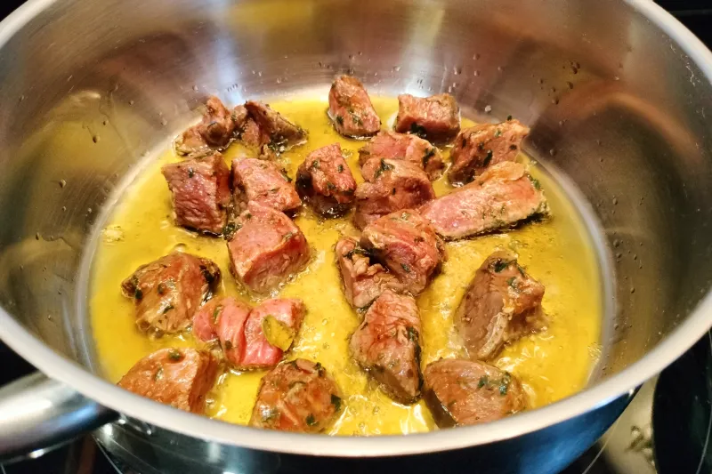 Sellando la carne para hacer carne con papas canaria.