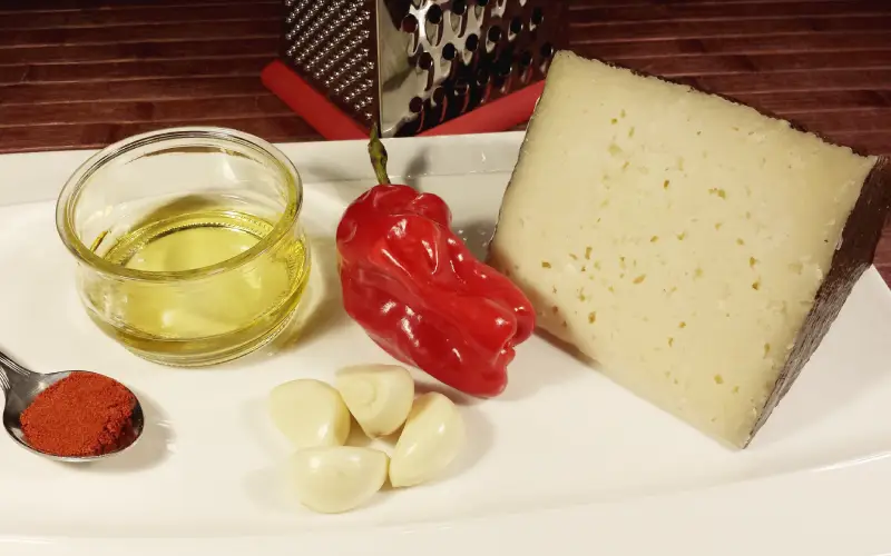 Sobre ConMesturas: ingredientes necesarios para hacer almogrote gomero.