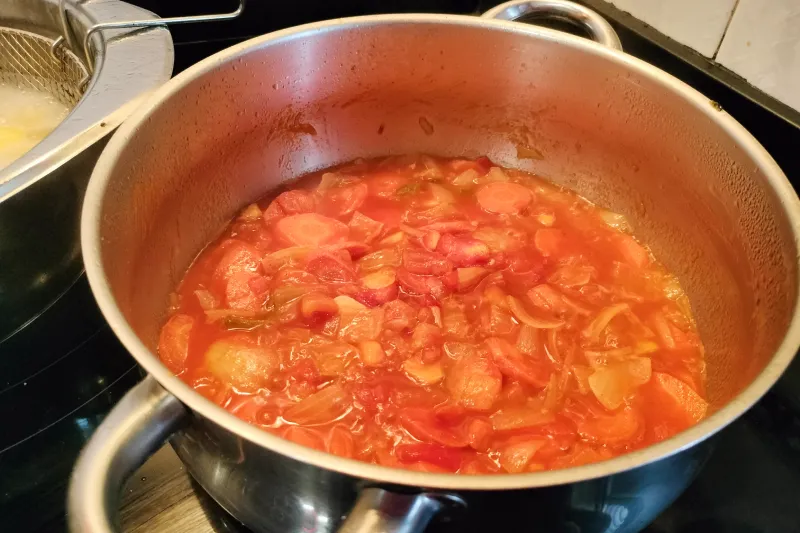 Terminando un sofrito para un guiso de carne con papas canaria.
