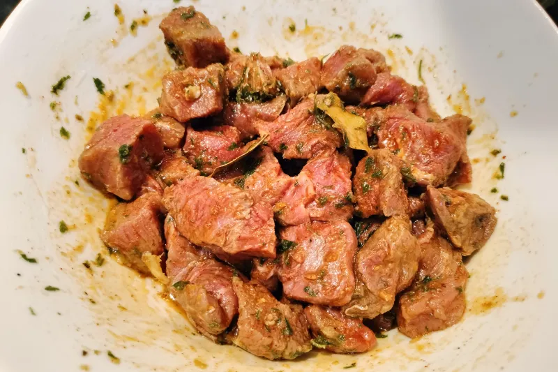 Carne de ternera en adobo para hacer carne con papas canaria.