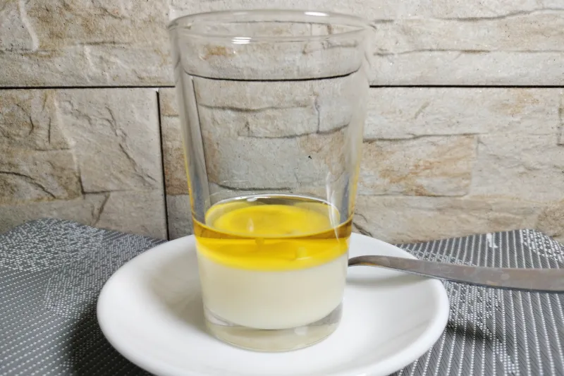 Un vaso con leche condensada y licor 43 para hacer un barraquito.